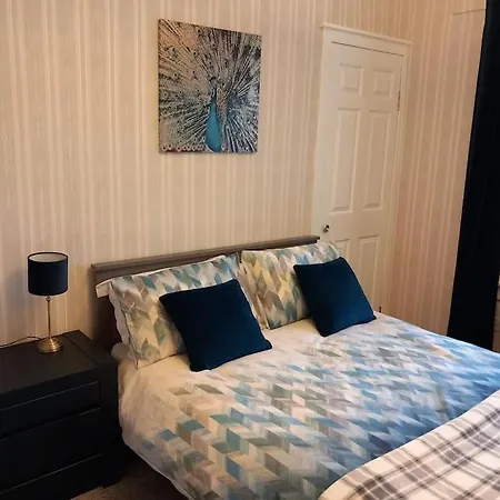 Springfield Apartment - Train To Glasgow Or Edinburgh - Private Parking & Wifi Airdrie Exterior photo