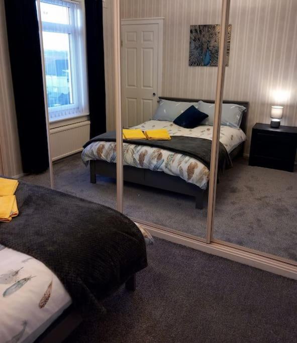 Apartment Springfield - Train To Glasgow Or Edinburgh - Private Parking & Wifi Airdrie