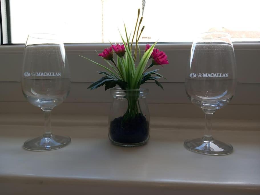 Springfield - Train To Glasgow Or Edinburgh - Private Parking & Wifi * Airdrie