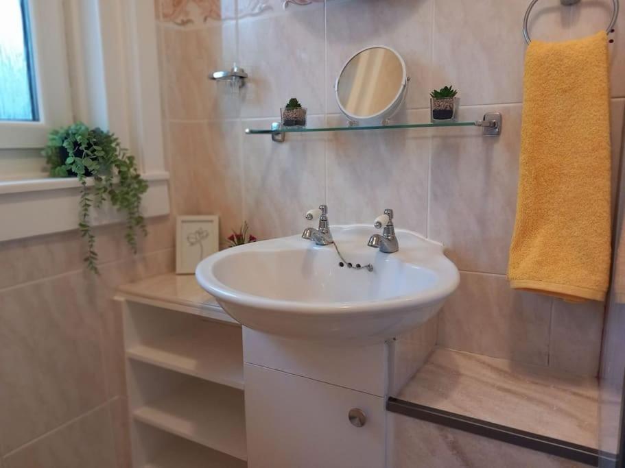 Apartment Springfield - Train To Glasgow Or Edinburgh - Private Parking & Wifi