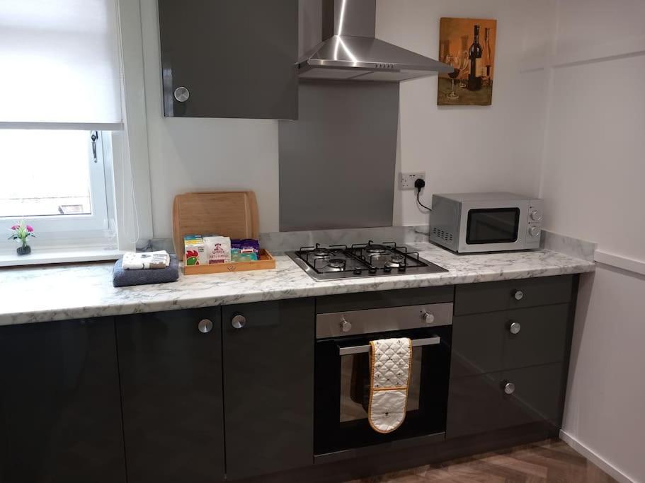 Springfield - Train To Glasgow Or Edinburgh - Private Parking & Wifi Apartment Airdrie
