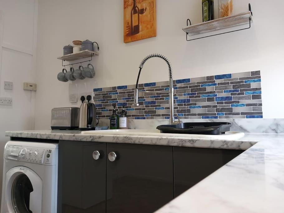 Apartment Springfield - Train To Glasgow Or Edinburgh - Private Parking & Wifi *